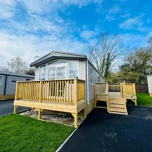 Grey Goose With Hot Tub Holiday home Amotherby