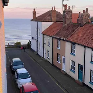 Lilly's Cottage, Filey, Sleeps 8 Holiday home Filey